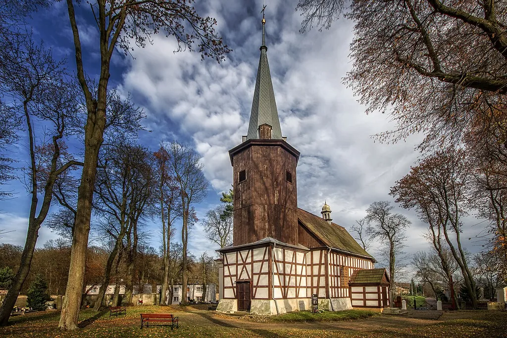 Uzarzewo, Kościół św. Michała Archanioła w Uzarzewie