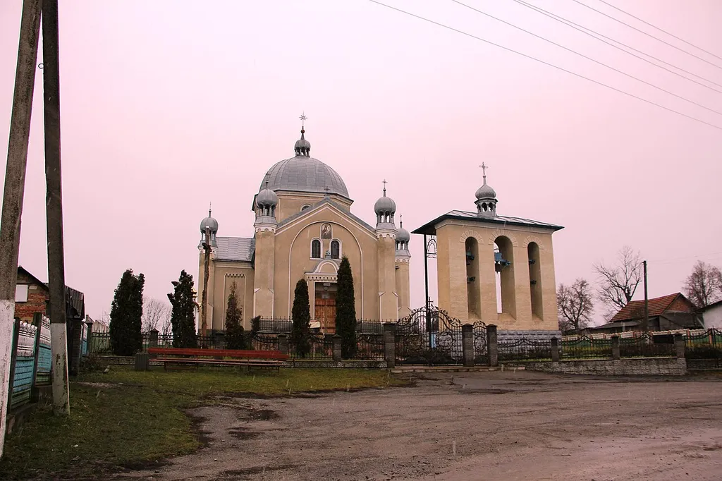 Церква Різдва Пресвятої Богородиці Копичинецького деканату Бучацької єпархії Української греко-католицької церкви в селі Гадинківцях Чортківського району Тернопільської области.