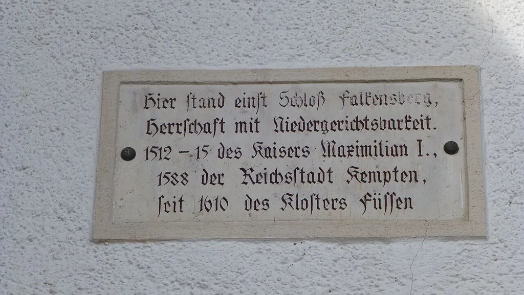 Gedenktafel an die Burg Falkensberg über der Haustüre des Schlossbauers