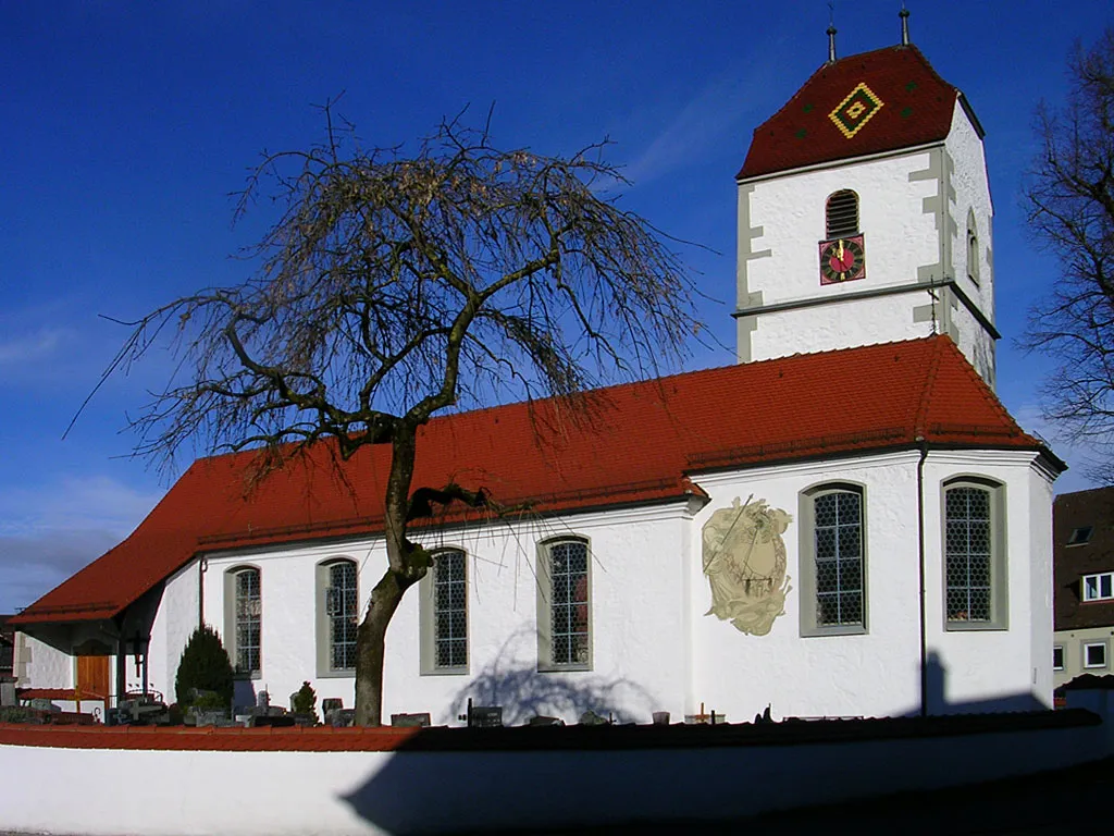 Pfarrkirche Schnetzenhausen mit Sonnenuhr des Künstlers Alfred Vollmar