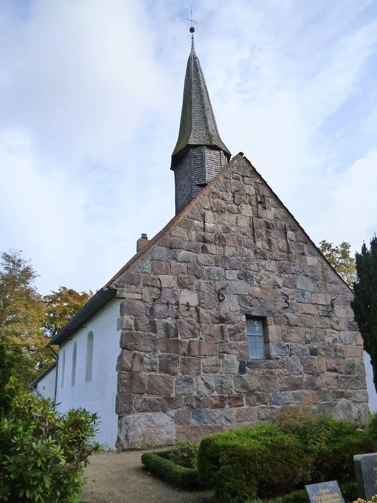 Jakobus-Kirche Uesby, Westfassade aus Feldsteinen