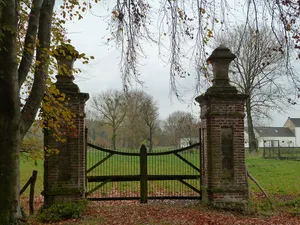 Schaloen Castle: four fences