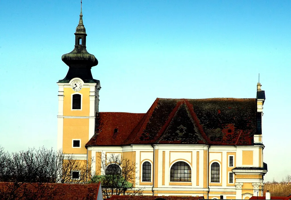 Kath. Pfarrkirche Mariae Himmelfahrt in Straning / Ansicht von Süden