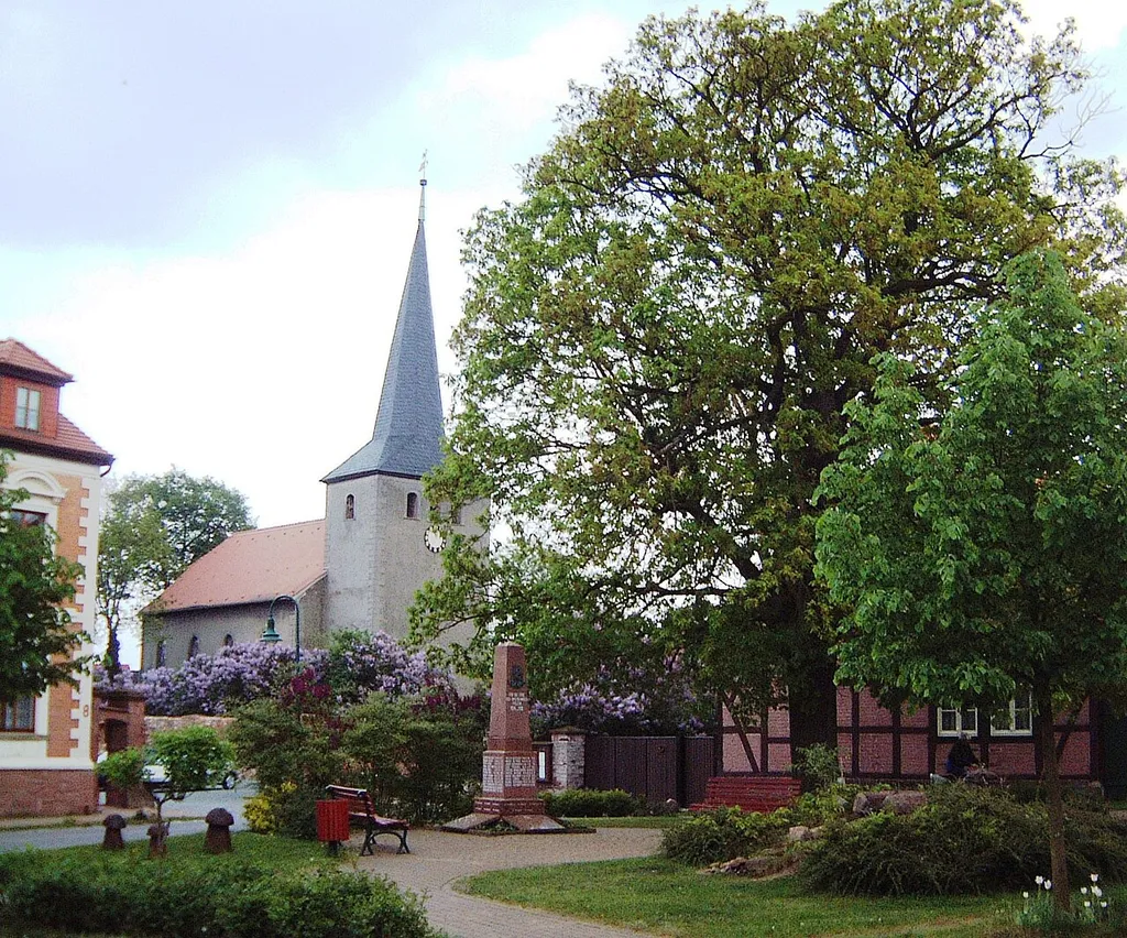 Kirche Bülstringen mit Pfarrhaus (Lindenplatz)