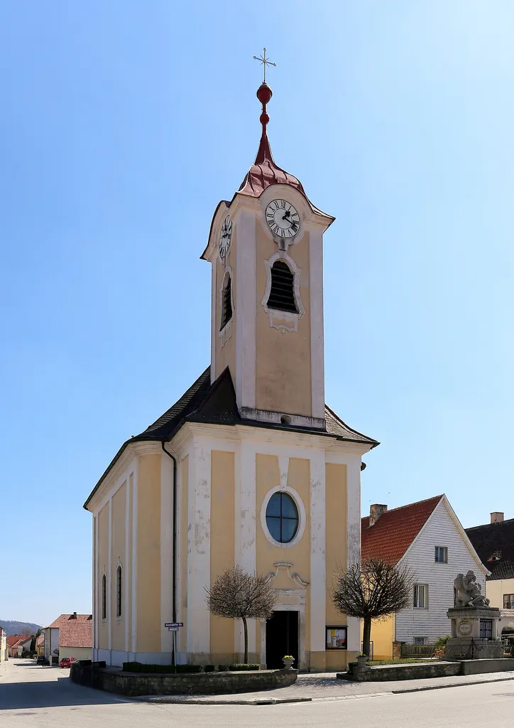 Katholische Pfarrkirche hl. Michael in Getzersdorf, ein Ortsteil der niederösterreichischen Gemeinde Inzersdorf-Getzersdorf. Ein schlichter spätbarocker Bau aus der 2. Hälfte des 18. Jahrhunderts mit einem westseitigen Fassadenturm und einem eingezogenen Chor im Osten.