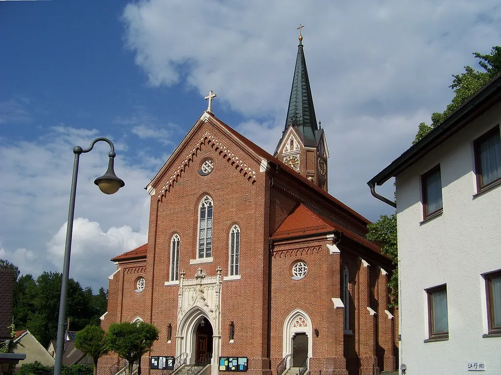 Rottenburg an der Laaber. Katholische Pfarrkirche St. Georg, Blankziegelbau 1868/69 von Leonhard Schmidtner; mit Ausstattung.