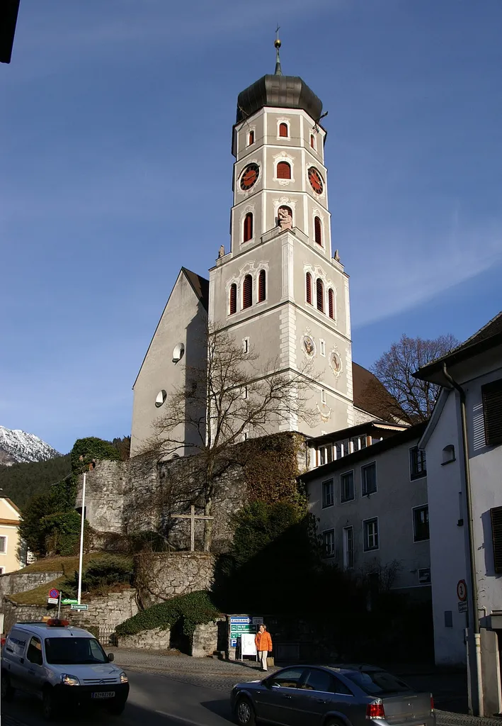 Kirche “Laurentiuskirche (Bludenz)” in Bludenz, Vorarlberg. Davor das begehbare Kriegerdenkmal von Alfons Fritz