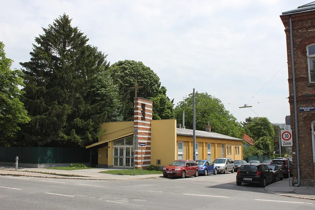 Filialkirche hl. Christophorus (Liesing), Portalfront zur Breitenfurter Straße, Längsfront zur Parttartgasse