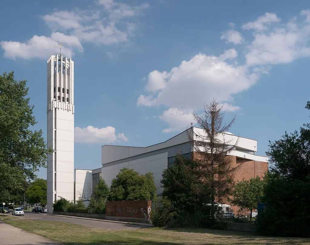 Pfarrkirche zum heiligen Franz von Sales Nordost