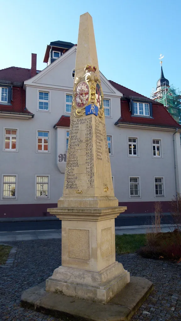 Kursächsische Postmeilensäule in Radeburg, Heinrich-Zille-Straße 11