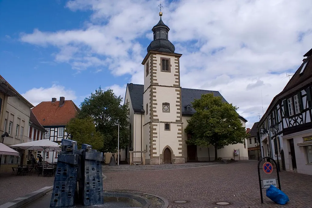 Marktplatz 2: Protestantische Pfarrkirche; mittelalterlicher Turm mit barocker Haube, spätbarocker Saalbau, 1780–84, Architekt Franz Wilhelm Rabaliatti; Ausstattung, Orgel, 1788 von Philipp Christian Schmidt, Rockenhausen
