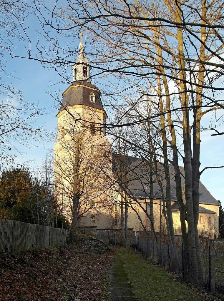 13.12.2017 09618 Großhartmannsdorf: Evangelische Dorfkirche (GMP: 50.796712,13.317437). Barocke Saalkirche von 1737/38. Sicht von Süden. Im Vordergrund, zur Kirche hin verläuft der mit Betonplatten abgedeckte Kohlbach Kunstgraben. Er wurde 1550-1570 über eine Länge von 12.197 m angelegt. [SAM3364.JPG]20171213315DR.JPG(c)Blobelt