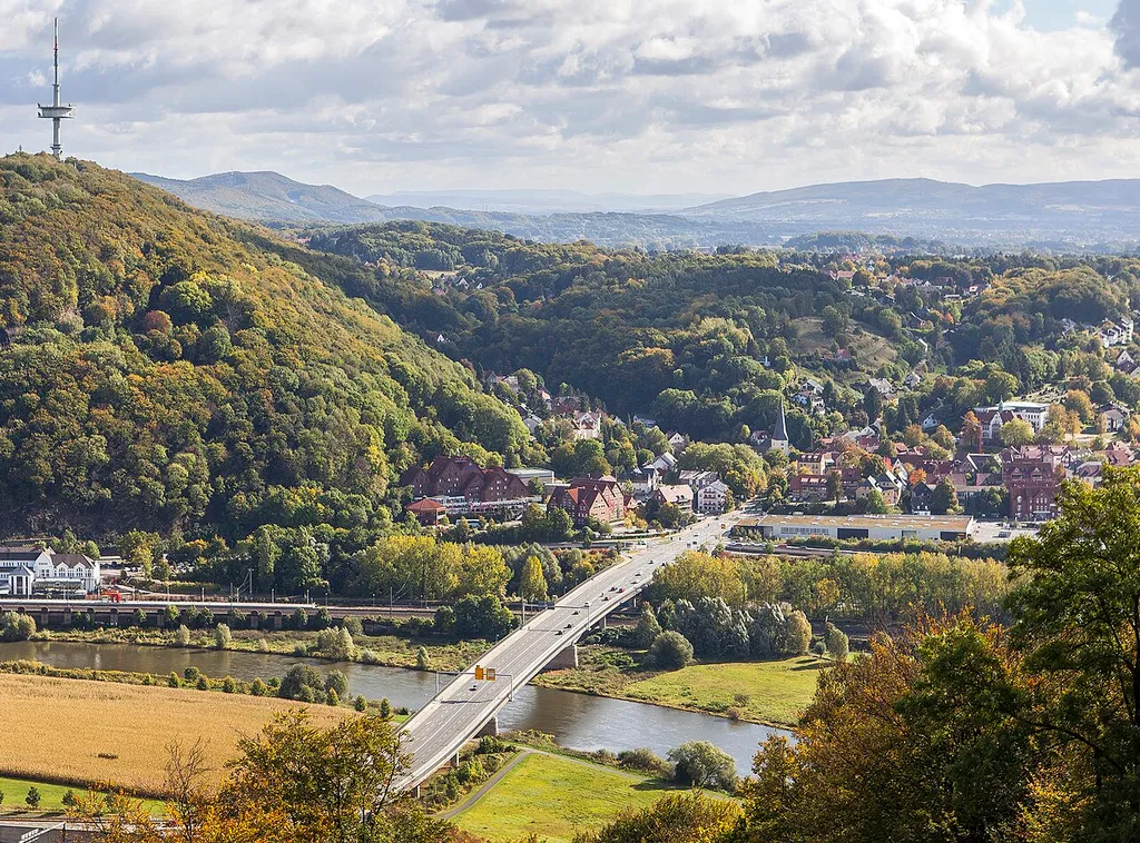 Ansicht vom Wittekindsberg auf den Jakobsberg mit Sendeturm (links) und Hausberge (rechts). Im Vordergrund die Weser.