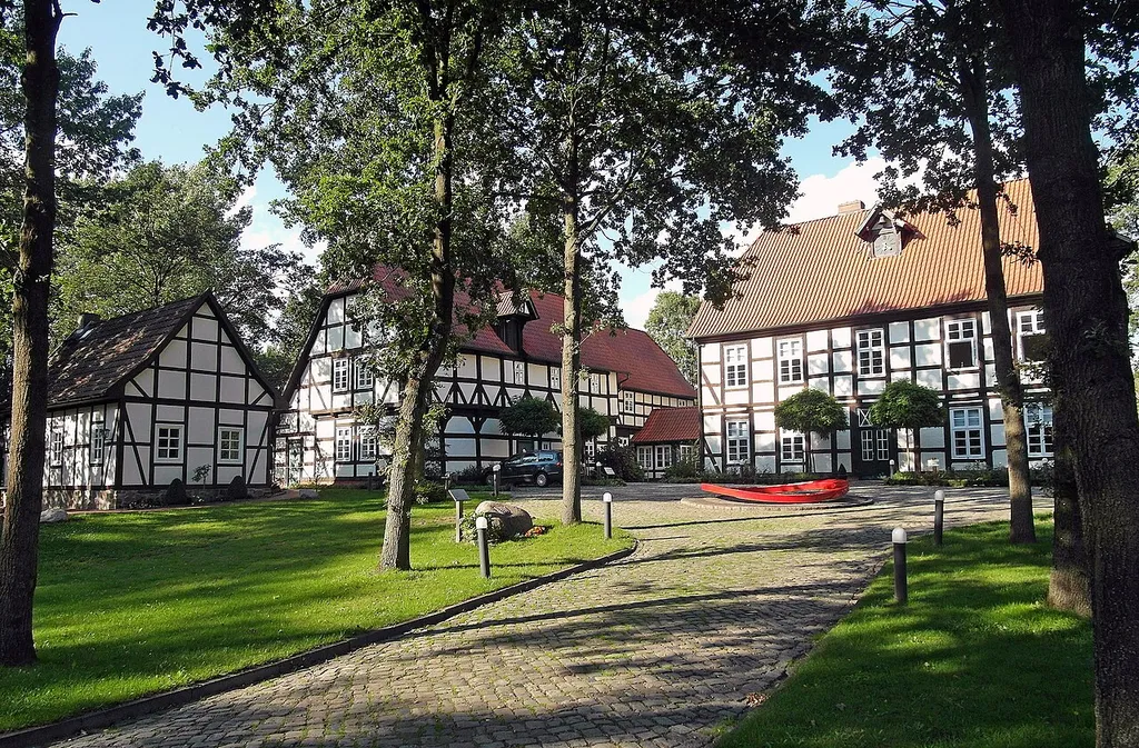 Das Seminar- und Tagungshaus „Die Freudenburg“ entstand 1990 - 93 in den Gebäuden des Amtshauses von ca. 1730 und der Amtsschreiberei aus dem 16. Jahrhundert des ehemaligen Amtes Freudenberg. Die verbliebenen Gebäude stehen innerhalb der historischen Befestigungen (Wall und Graben) des früheren Schlosses Freudenberg, das um 1290 als Vogteifeste der Grafen von Oldenburg-Bruchhausen neben dem hochadligen Damenstift Bassum (gegr. um 860) errichtet worden war.