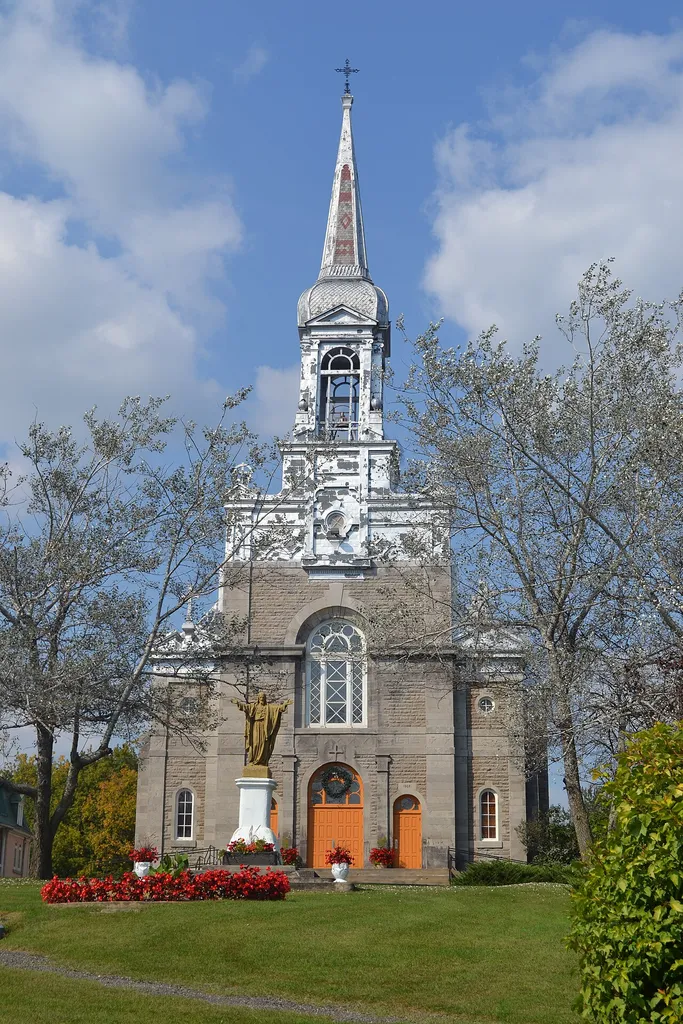 Face avant de l'église Sainte-Angélique à Papineauville, Québec.