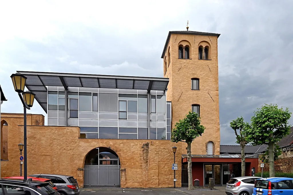 Zülpich, ehemalige Martinskirche mit romanischem Turm und Mauerresten, Normannengasse Mauerreste des Langhauses, 12. Jahrhundert, Bürgerbegegnungsstätte "Martinskirche"