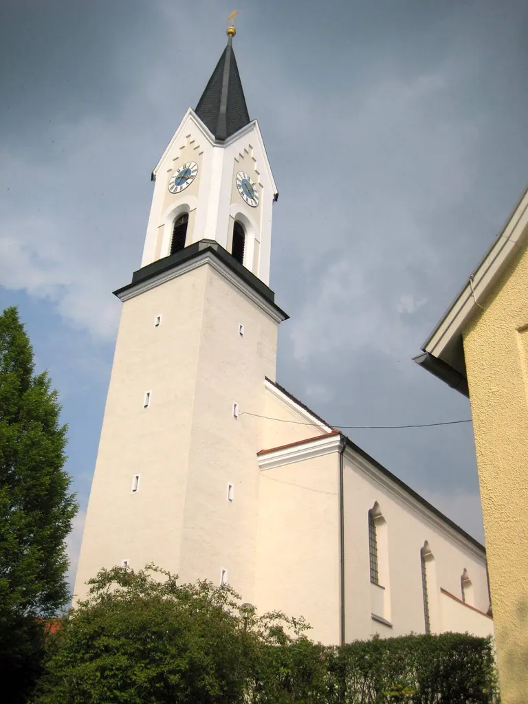 Das ist der Kirchturm von Attenkirchen, der weit zu sehen ist, da er auf einem Hügel steht.