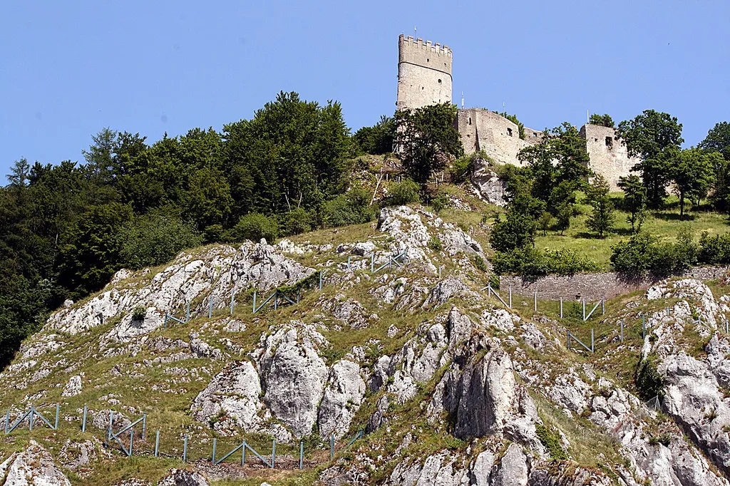 Burg_Randeck_über der Ortschaft Essing im Landkreis_Kelheim