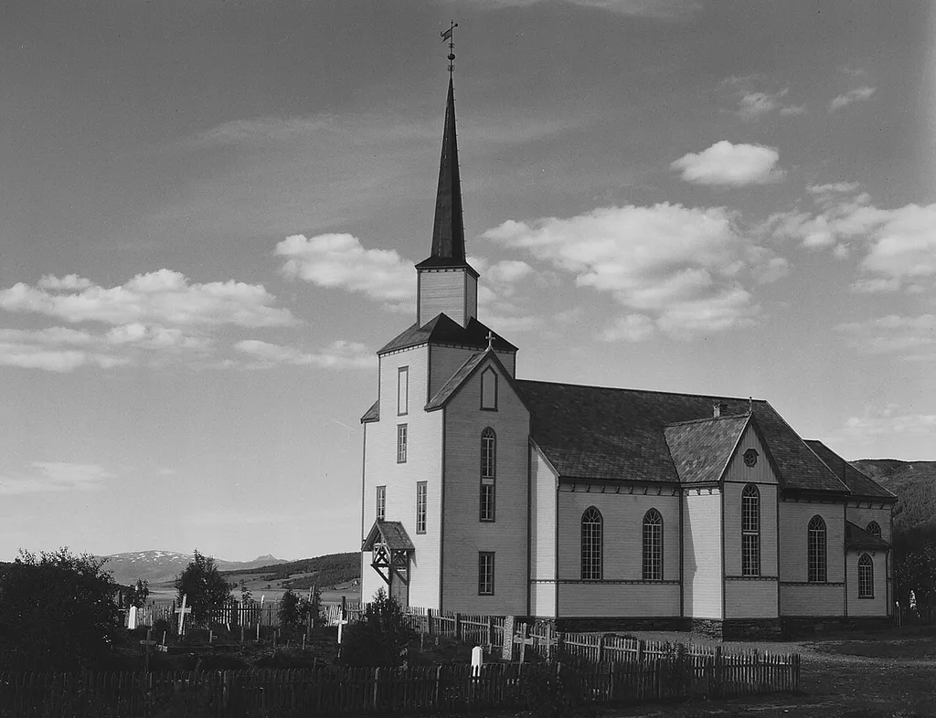 Lenvik kirke fotografert av Anders Beer Wilse 1. juli 1928. Fra Nasjoanbibliotekets samling