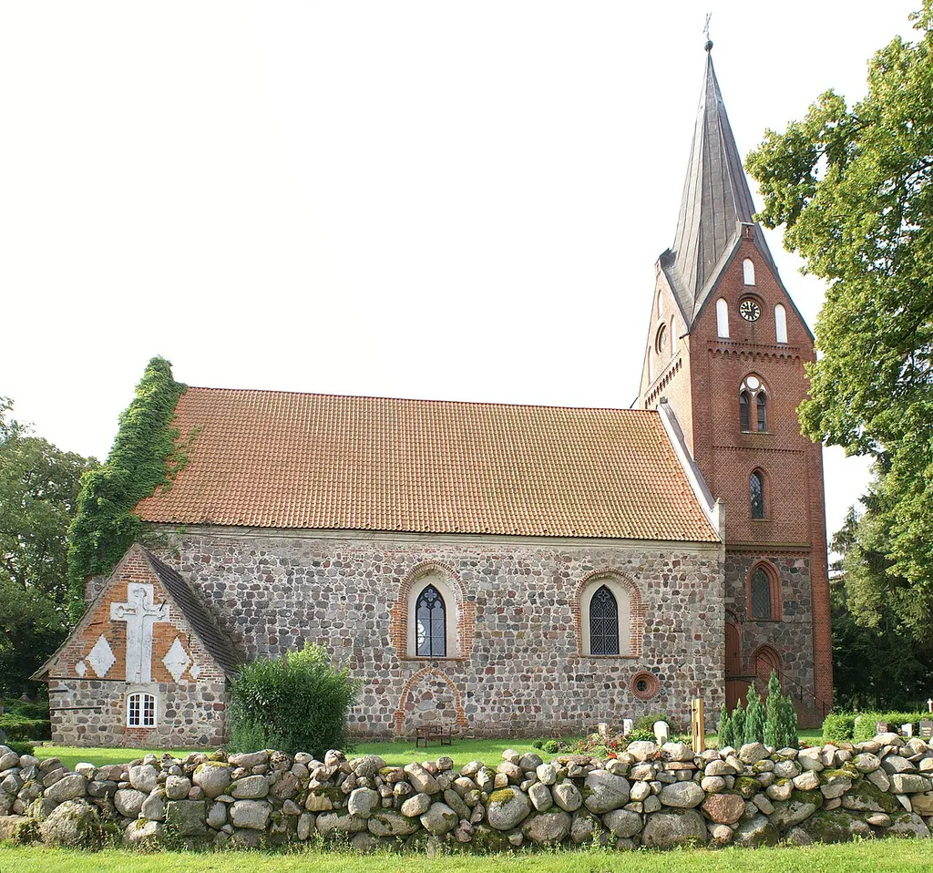 Kirche in Zarnekow bei Karlsburg in Vorpommern, Nordseite