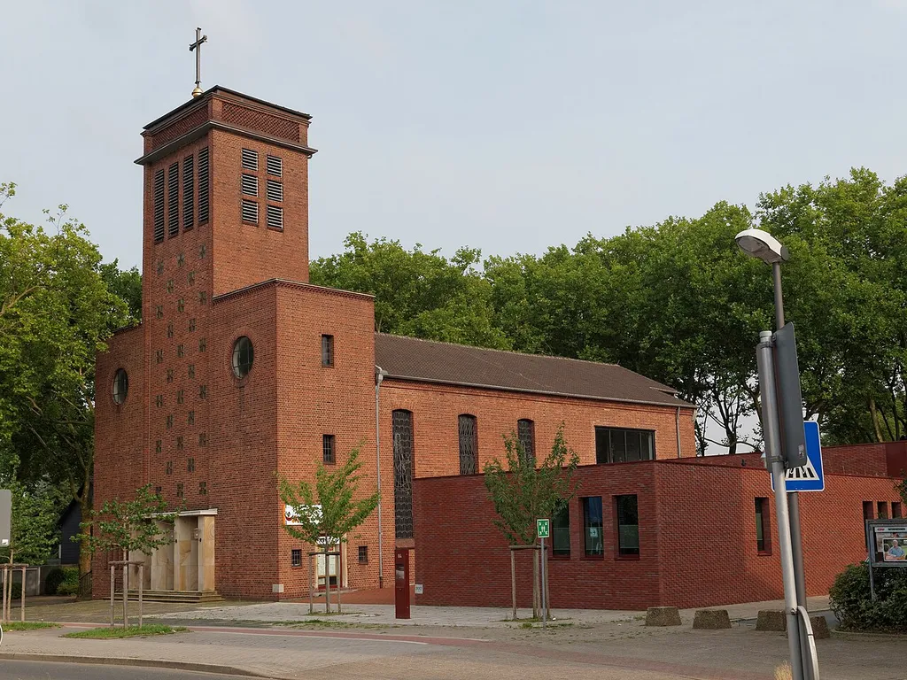 Die Kirche der evangelischen Zionsgemeinde in Herne, Roonstraße, erbaut 1957, Ansicht von Nordwest