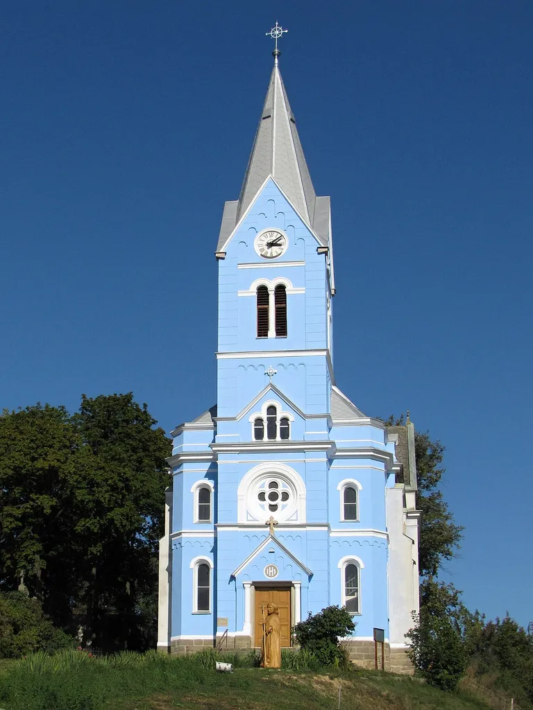 Neorománský kostel svatého Prokopa z let 1906–1908 ve Stříbrnicích