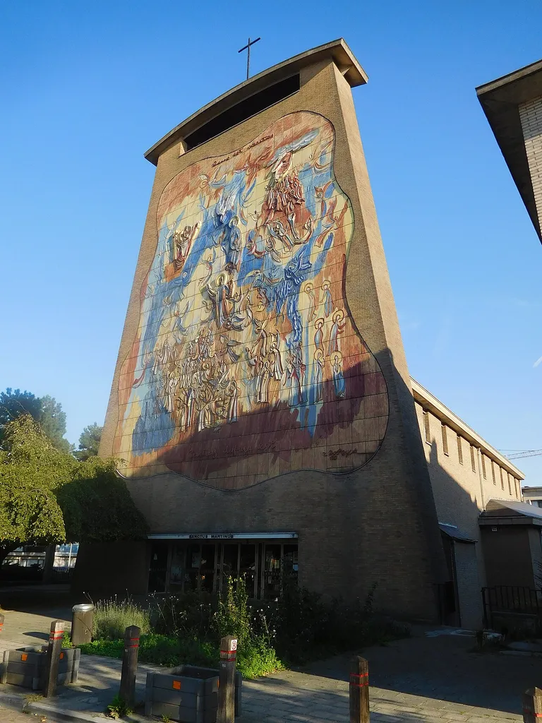 L'église Saint-Martin, à Ganshoren (Bruxelles), a une façade résolument moderne