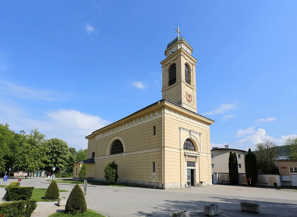 Die katholische Pfarrkirche hl. Barbara in der niederösterreichischen Marktgemeinde Reichenau an der Rax. Eine blockhafte, spätklassizistische Saalkirche mit einem Fassadenreiter, die ab 1843 als Werkskirche errichtet und 1846 geweiht wurde. 1908 wurde sie zu einer Pfarrkirche erhoben und war vorher eine Filialkirche von Payerbach.