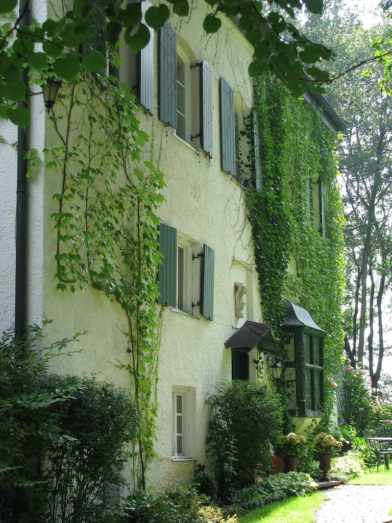 Schloss Ottenburg im Landkreis Freising, Bayern, Südostfassade