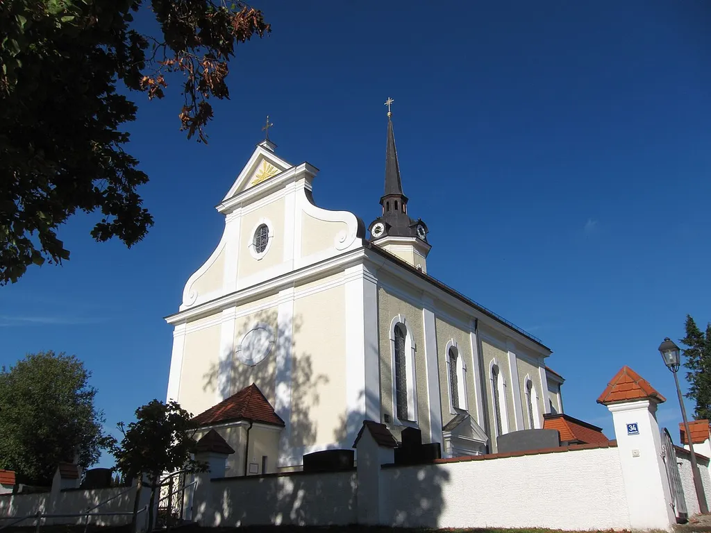 Inning am Holz; katholische Pfarrkirche St. Stephanus, Saalbau mit Schweifgiebel und Chorflankenturm in neobarockem Stil, Neubau von 1903/04; mit Ausstattung.