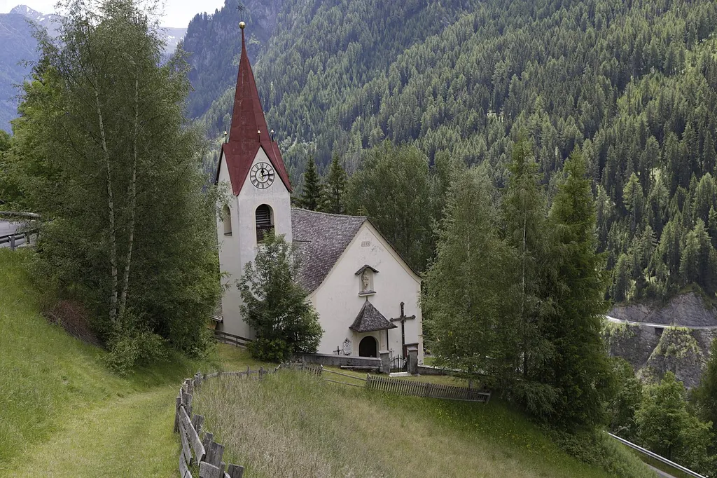Die römisch-katholische Expositurkirche Spiss ist dem Heiligen Johannes der Täufer geweiht, und ist denkmalgeschützt. This media shows the protected monument with ObjektID 64804 in Austria. (Commons, de, Wikidata)