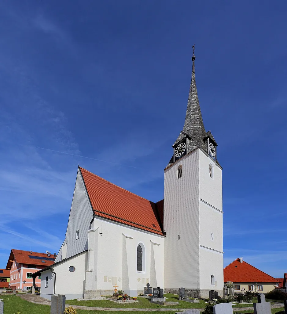 Südwestansicht der katholischen Pfarrkirche hl. Margarethe in der oberösterreichischen Gemeinde Mörschwang. Ein gotischer Sakralbau, der 1523 geweiht wurde; mit einem mächtigen Turm im südlichen Chorwinkel, einem einschiffigen, dreijochigen Langhaus und einem gleich breiten einjochigen Chor.