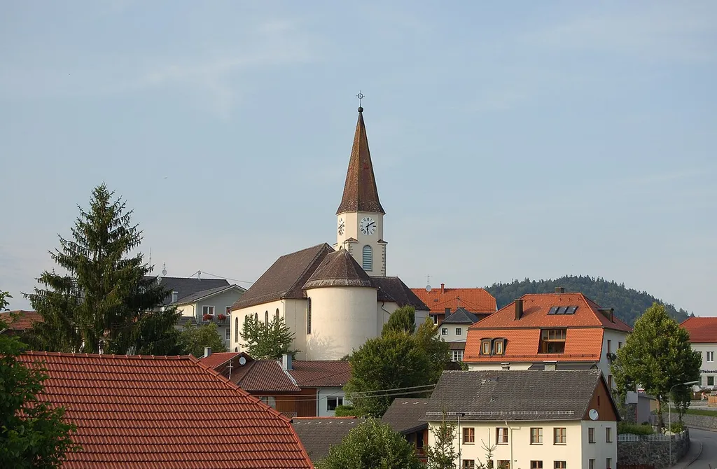 Die Pfarrkirche von Oberkappel im Bezirk Rohrbach (Oberösterreich) wurde 1256 als Filialkirche urkundlich erwähnt. Der gotische Vorgängerbau wurde abgebrochen und zwischen 1955 und 1956 unter Verwendung des spätgotischen Chors aus der Zeit um 1500 durch einen Neubau nach Plänen von Hans Feichtlbauer ersetzt. This media shows the protected monument with ObjektID 14341 in Austria. (Commons, de, Wikidata)