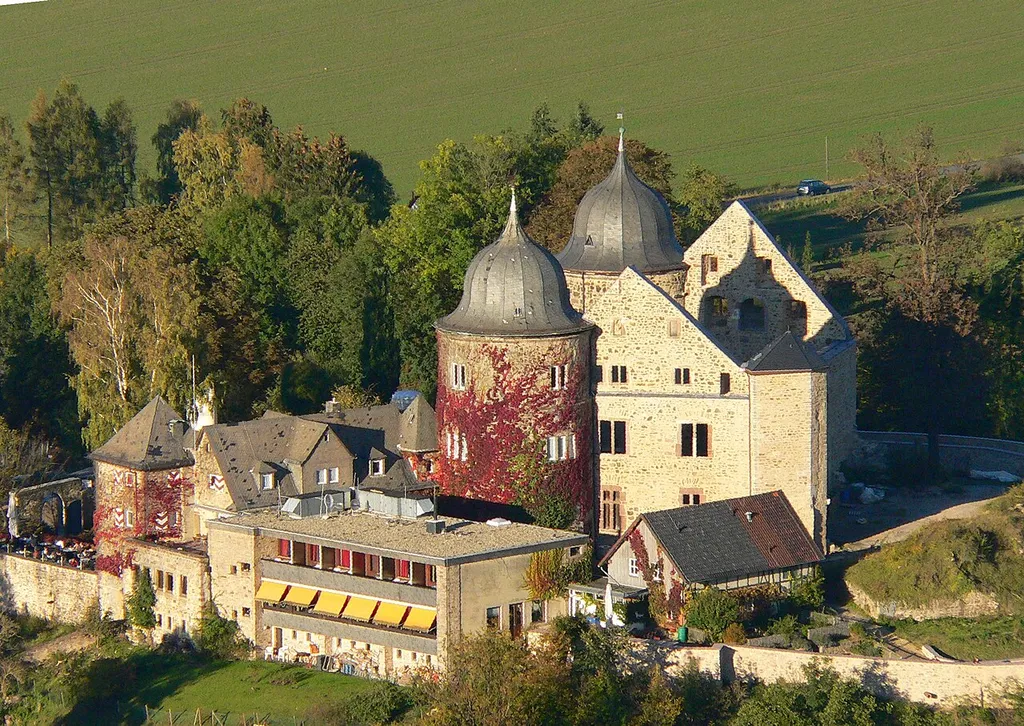 Südwestansicht der Sababurg im Reinhardswald, Hessen, Deutschland. Aufnahme aus einem Heißluftballon.