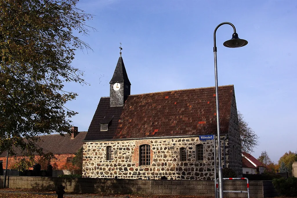 Niedergörsdorf in Brandenburg. Die Kirche im Ortsteil Wölmsdorf steht unter Denkmalschutz.