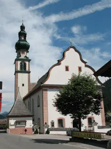 Oberau, Kath. Pfarrkirche hl. Margaretha und Kriegerdenkmal