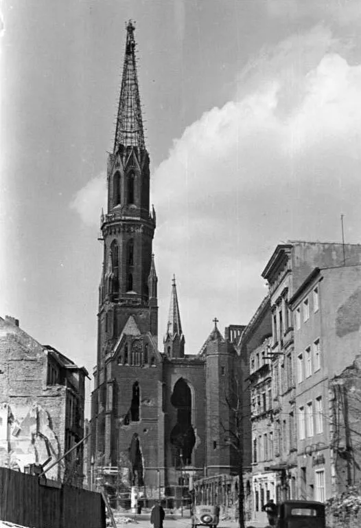 For documentary purposes the German Federal Archive often retained the original image captions, which may be erroneous, biased, obsolete or politically extreme. Berlin, Petrikirche, Ruine Illus Richter 2.5.51 Berlins Denkmalskirchen werden wieder aufgebaut. Der demokratische Magistrat von Groß-Berlin hat für 1951 größere Beträge für die Wiedererrichtung der durch anglo-amerikanische Bomben zerstörten Kirchen bereitgestellt. UBz: An der Petrikirche am Köllnischen Fischmarkt sind Sicherungsarbeiten geplant. Einsturzgefährdete Turmteile werden abgetragen und die Schließung von Einschußlöchern ist schon im Gange.
