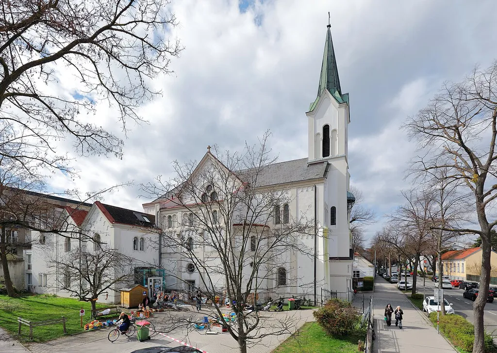 Ostansicht der röm.-kath. Pfarrkirche Allerheiligsten Erlöser im 23. Wiener Gemeindebezirk Liesing.Die Kirche wurde nach Plänen von Theodor Ruf ursprünglich als Klosterkirche für den Orden der Redemptoristinnen erbaut. Die Grundsteinlegung fand am 20. September 1908 statt und am 29. Mai 1909 erfolgte die feierliche Kirchenweihe. 1995 wurde die seit 1964 bestehende Pfarrexpositur „Am Spiegeln“ zur Klosterkirche verlegt und 1996 zur Pfarrkirche erhobenː [1].
