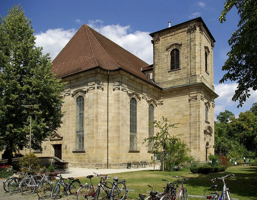 Gemeindehaus am Bohlenplatz in Erlangen. Die von 1728 bis 1734 erbaute, ehemalige Deutsch-reformierte Kirche am heutigen Bohlenplatz 1 galt als elegantester Sakralbau Erlangens. 1922 wurde das Gebäude von der Evangelisch-lutherischen Kirchengemeinde gekauft und in Christuskirche umbenannt. 1953 wurde das Kirchengebäude in ein Gemeindehaus umgebaut, wobei durch den Einbau einer Zwischendecke der ursprüngliche Innenraum zerstört wurde. Die Orgel fand in der 1954 bis 1955 erbauten Markuskirche im Erlanger Stadtdteil Sieglitzhof einen neuen Standort.