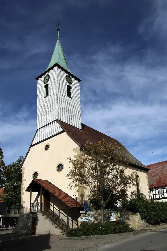 Die Täufer-Johannes-Kirche wurde nach den Plänen des Baumeisters Friedrich Goez im Jahr 1784 erbaut. Der Neubau wurde notwendig, da der Vorgängerbau so baufällig war, dass 1772 die Glocken auf ein Gestell umgehängt werden mussten. Der Saalbau mit dreiseitigem Chor erhebt sich mit Segmentbogen- und Ovalfenstern auf einem hohen Sockel über dem Straßenniveau. Der Glockenturm ist als Giebelreiter auf dem westlichen Giebel ausgeführt. Der schlichte Kirchenbau zählt zum Barock, während das Rechteckportal in der südlichen Kirchhofmauer klassizistische Stilelemente aufweist.
