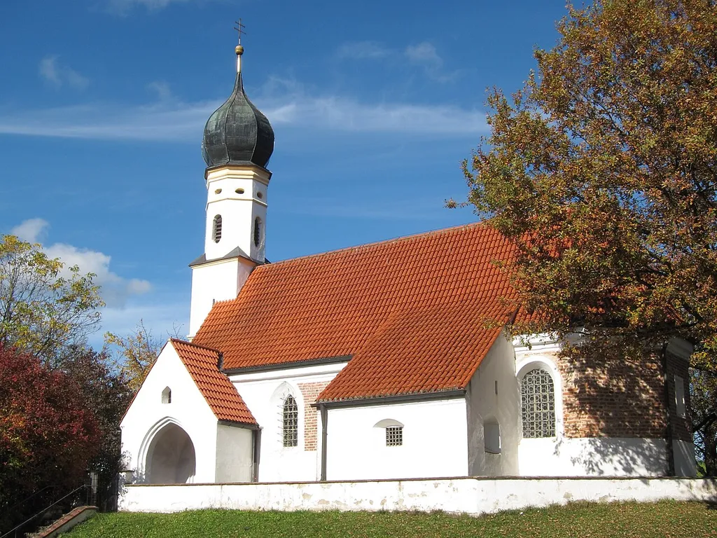 Katholische Filialkirche St. Ulrich; spätgotischer Backsteinbau mit Westturm und Zwiebelhaube, um 1500; mit Ausstattung.