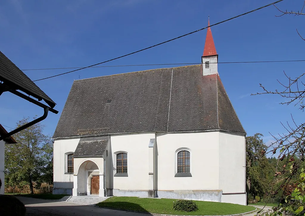 Die katholische Filialkirche Hl. Kreuz in Hainbach, ein Ortsteil der oberösterreichischen Gemeinde Niederthalheim. Ein kleiner spätgotischer einschiffiger Bau mit einem barocken Chor aus dem Jahr 1684.
