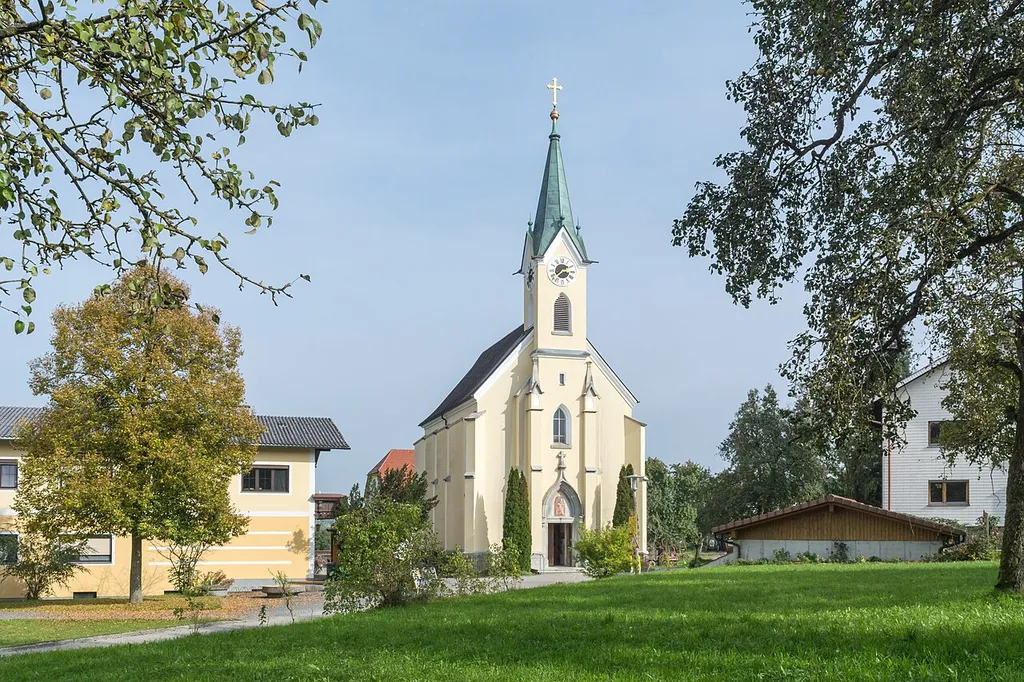 Die Expositurkirche Göttlicher Kinderfreund in Rutzenham wurde 1897 bis 1899 als Schulkapelle nach Plänen des Baumeisters Paul Hochegger errichtet. Der Hochaltar ist aus Carraramarmor. Auf den Fenstern im Chor sind Szenen aus der Kindheit Christi zu sehen. Die Bemalung des Innenraums ist noch im Originalzustand von 1901. Die Kirche ist durchgehend im neugotischen Stil gehalten.