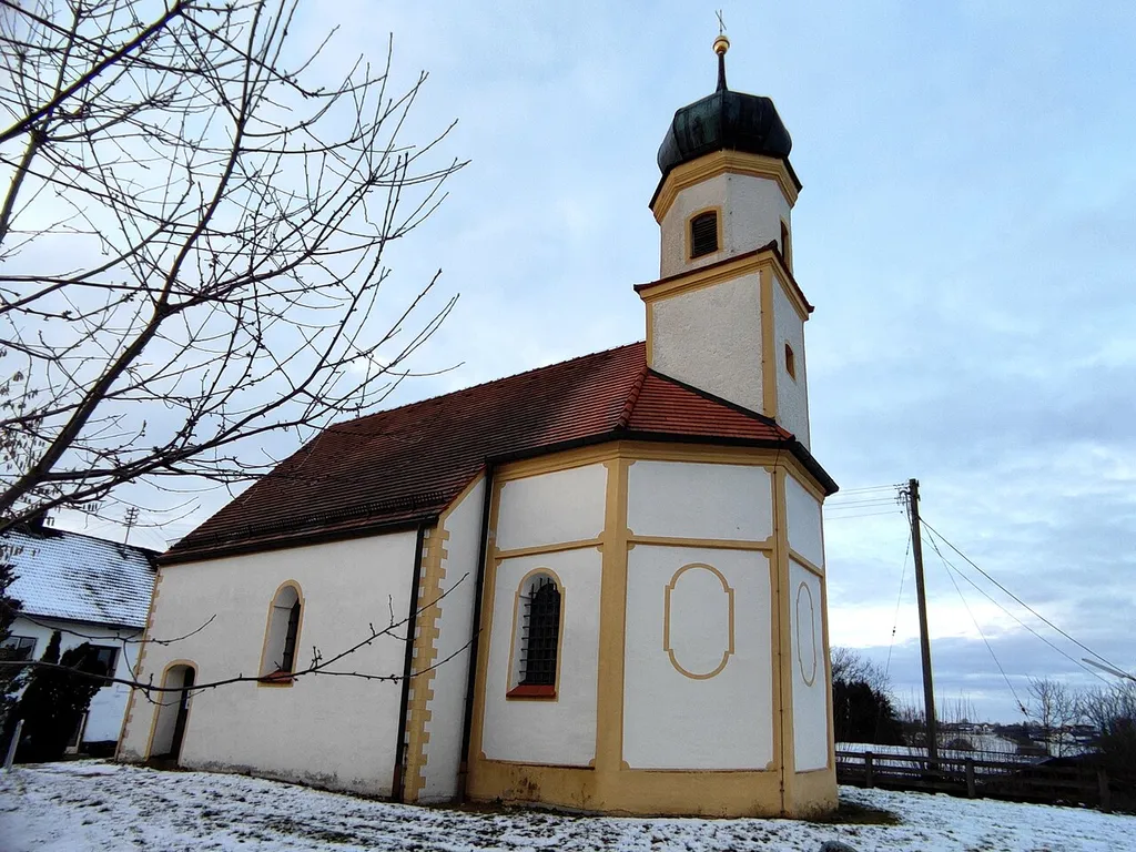 Die Filialkirche St. Peter ist das katholische Gotteshaus des Weilers Hettenkirchen.