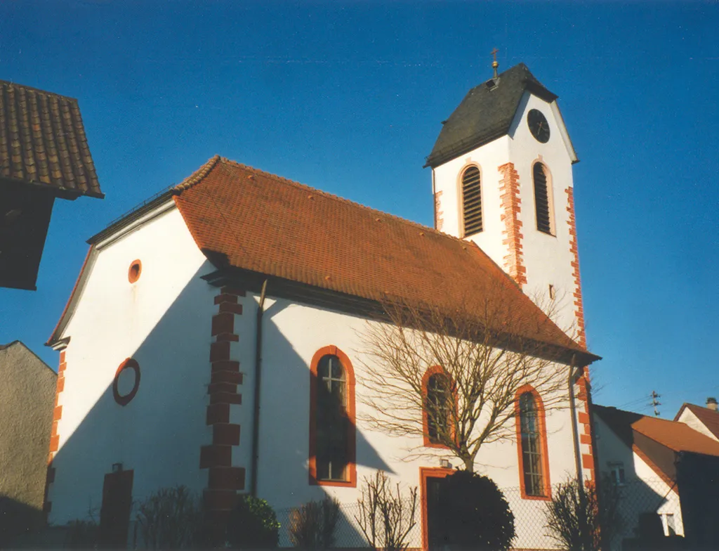 Neckarburken evangelische Ortskirche. Das Kirchenschiff (kleiner Saalbau mit Orgelempore) zeigt barocke Formensprache (18. Jahrhundert), der Turm wurde erst im 19. Jahrhundert angefügt