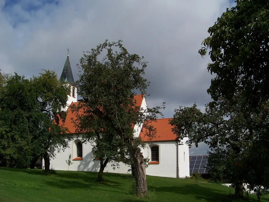 Süßbach 13. Kath. Filialkirche St. Stephan, spätromanischer kleiner Saalbau mit eingezogenem Chor und Dachreiter, 13. Jh., gotisch und barock ausgebaut; mit Ausstattung.