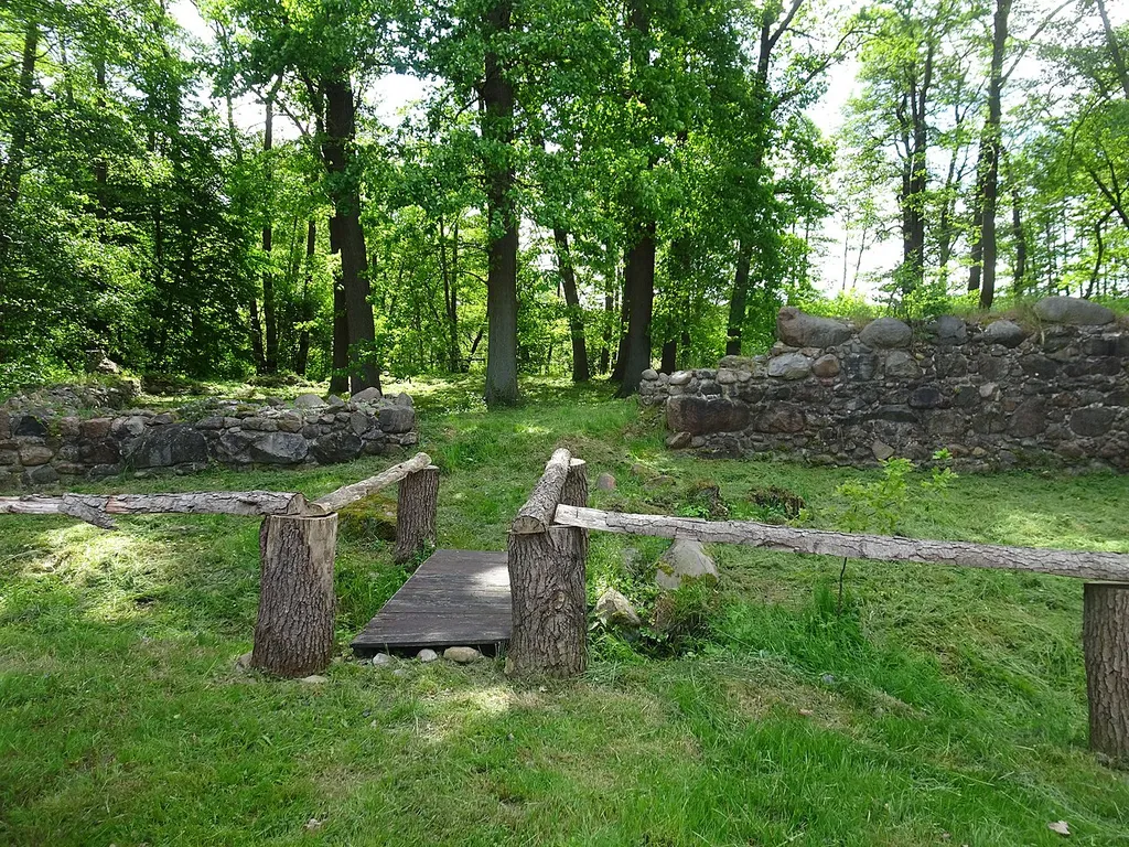 Burgruine Hundeluft, Eingangsbereich und BLick in die Burg
