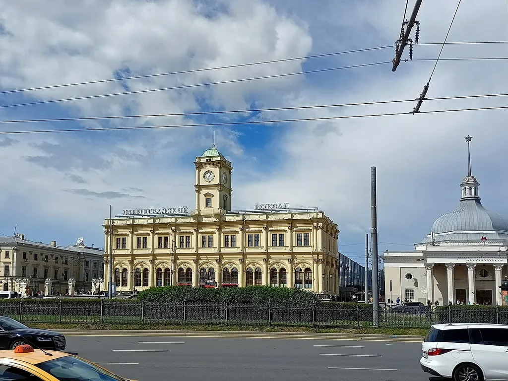 Ленинградский вокзал. Москва, Комсомольская площадь, 3.