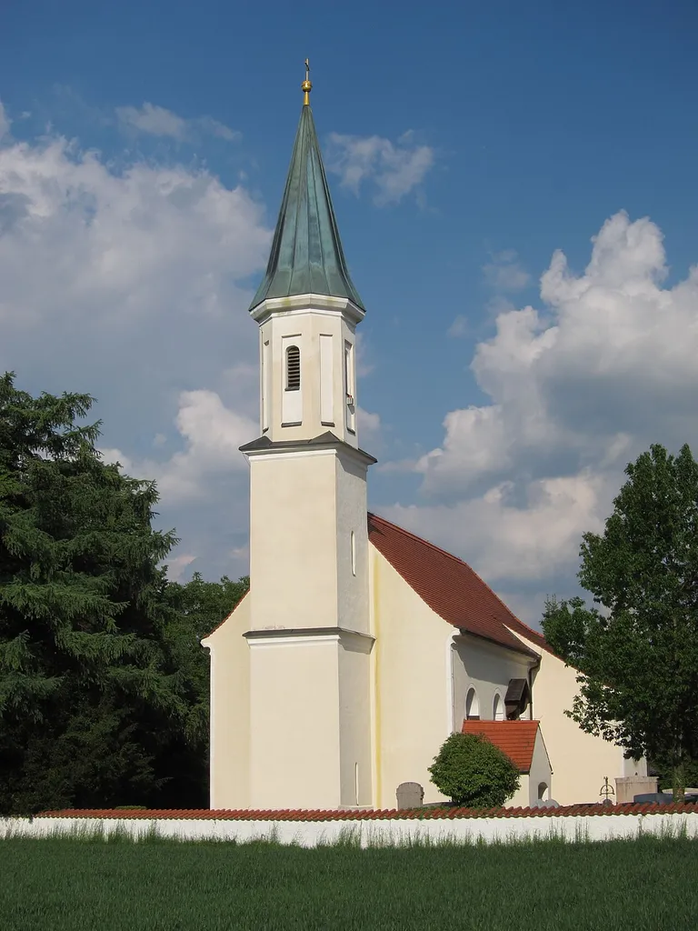 Neukirchen; kath. Filialkirche Hl. Kreuzerhöhung; kleiner Barockbau, Ende 17. Jh.; mit Ausstattung; Friedhofummauerung; Familiengrabstätte Betzl, neubarock, um 1910.