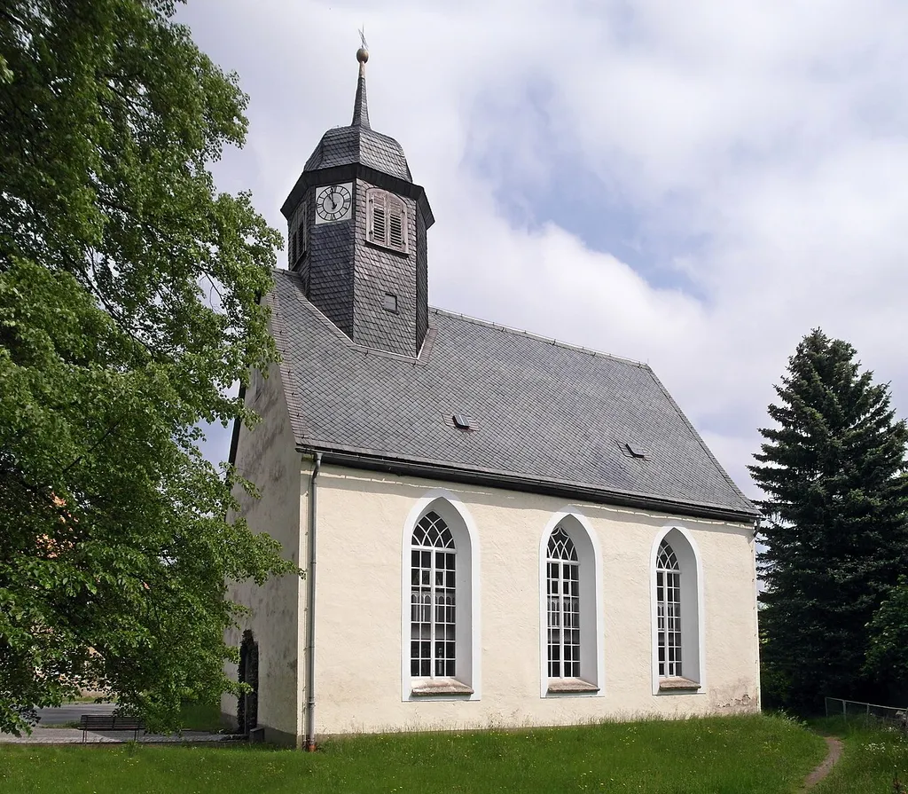 29.05.2016 01816 Markersbach (Bad Gottleuba-Berggießhübel), bei Talstraße 10: Evangelische Dorfkirche (GMP: 50.838657,13.984850), 1650 erbaut, Dachreiter-Turm 1716 aufgesetzt. 1838 wurde der Eingang zum Westgiebel verlegt und die größeren Spitzbogenfenster eingefügt. 1844 wurde die Schleifladenorgel von der Fa. Herbrig eingebaut. [SAM6201.JPG]20160529300DR.JPG(c)Blobelt